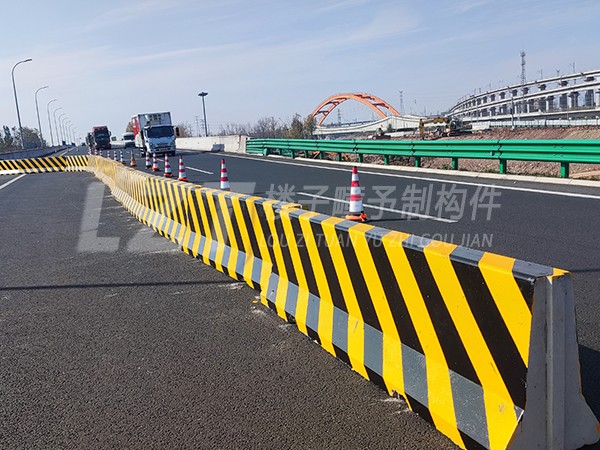 青岛道路装配式预制围挡基础施工中